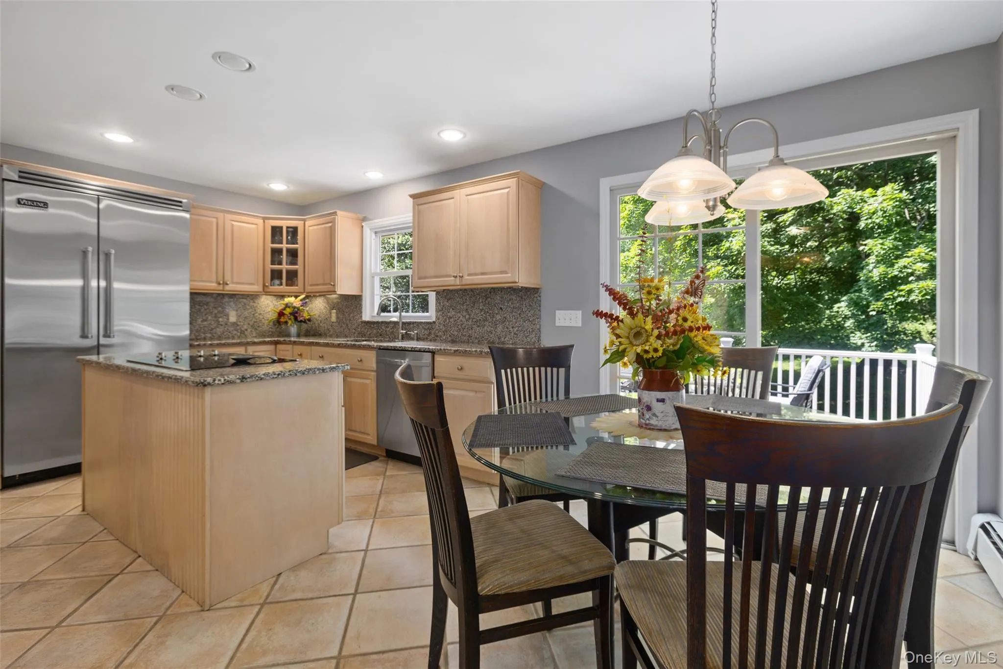 Spacious EIK with granite countertops and stainless steel appliances. Spacious EIK with granite countertops and stainless steel appliances.