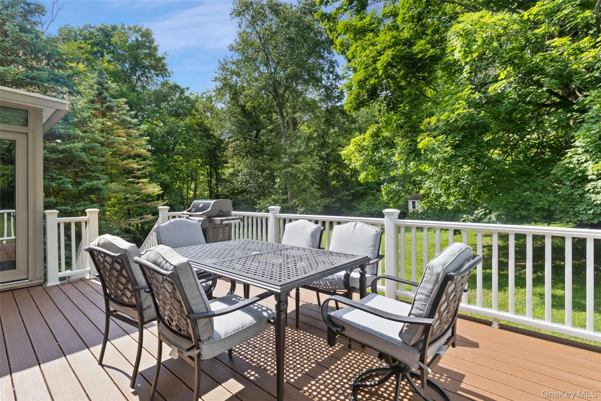 Spacious trex deck perfect for entertaining Spacious trex deck perfect for entertaining