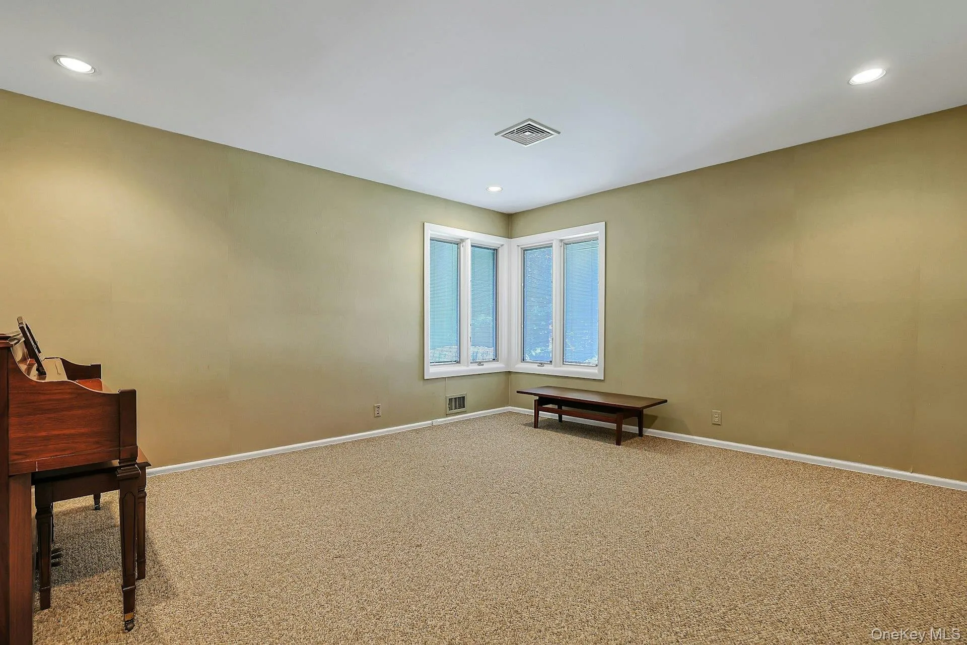 18 Scott Drive, Clarkstown, NY, 4 Bedrooms Bedrooms, 7 Rooms Rooms,2 BathroomsBathrooms,Residential,For Rent,Scott,0,979978 18 Scott Drive, Clarkstown, NY, 4 Bedrooms Bedrooms, 7 Rooms Rooms,2 BathroomsBathrooms,Residential,For Rent,Scott,0,979978