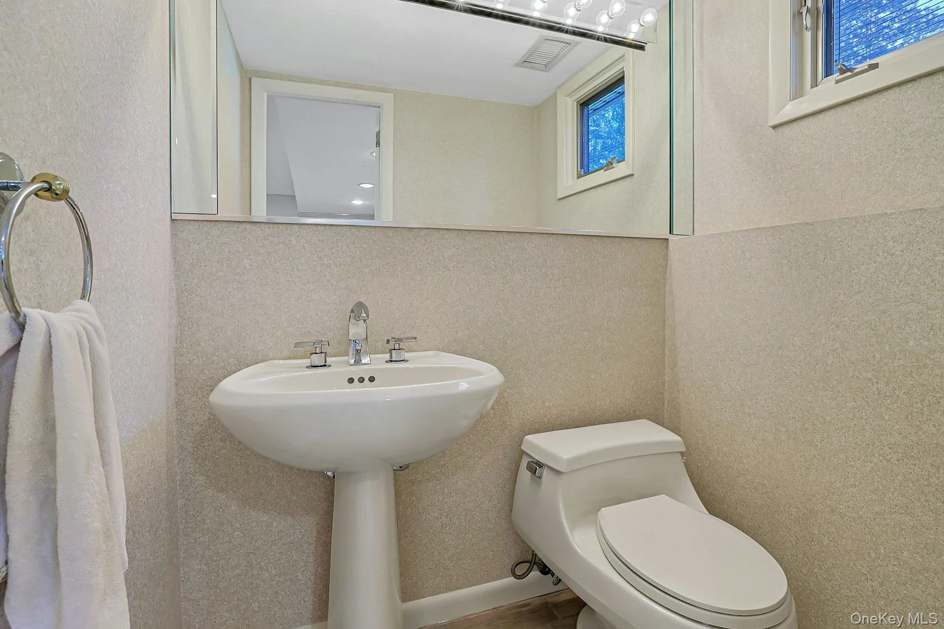 18 Scott Drive, Clarkstown, NY, 4 Bedrooms Bedrooms, 7 Rooms Rooms,2 BathroomsBathrooms,Residential,For Rent,Scott,0,979978 18 Scott Drive, Clarkstown, NY, 4 Bedrooms Bedrooms, 7 Rooms Rooms,2 BathroomsBathrooms,Residential,For Rent,Scott,0,979978