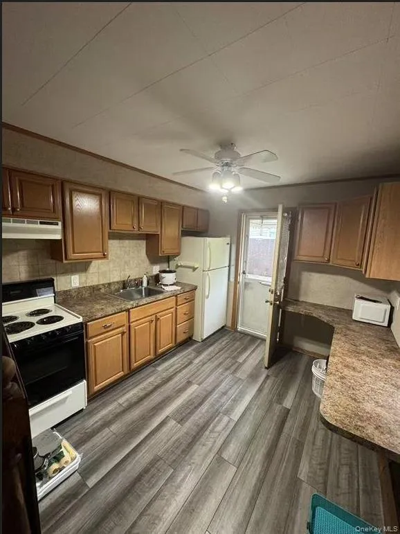 42 Hollyhock Road, Hempstead, NY, 4 Bedrooms Bedrooms, 8 Rooms Rooms,1 BathroomBathrooms,Residential Lease,For Rent,Hollyhock,0,979985 42 Hollyhock Road, Hempstead, NY, 4 Bedrooms Bedrooms, 8 Rooms Rooms,1 BathroomBathrooms,Residential Lease,For Rent,Hollyhock,0,979985