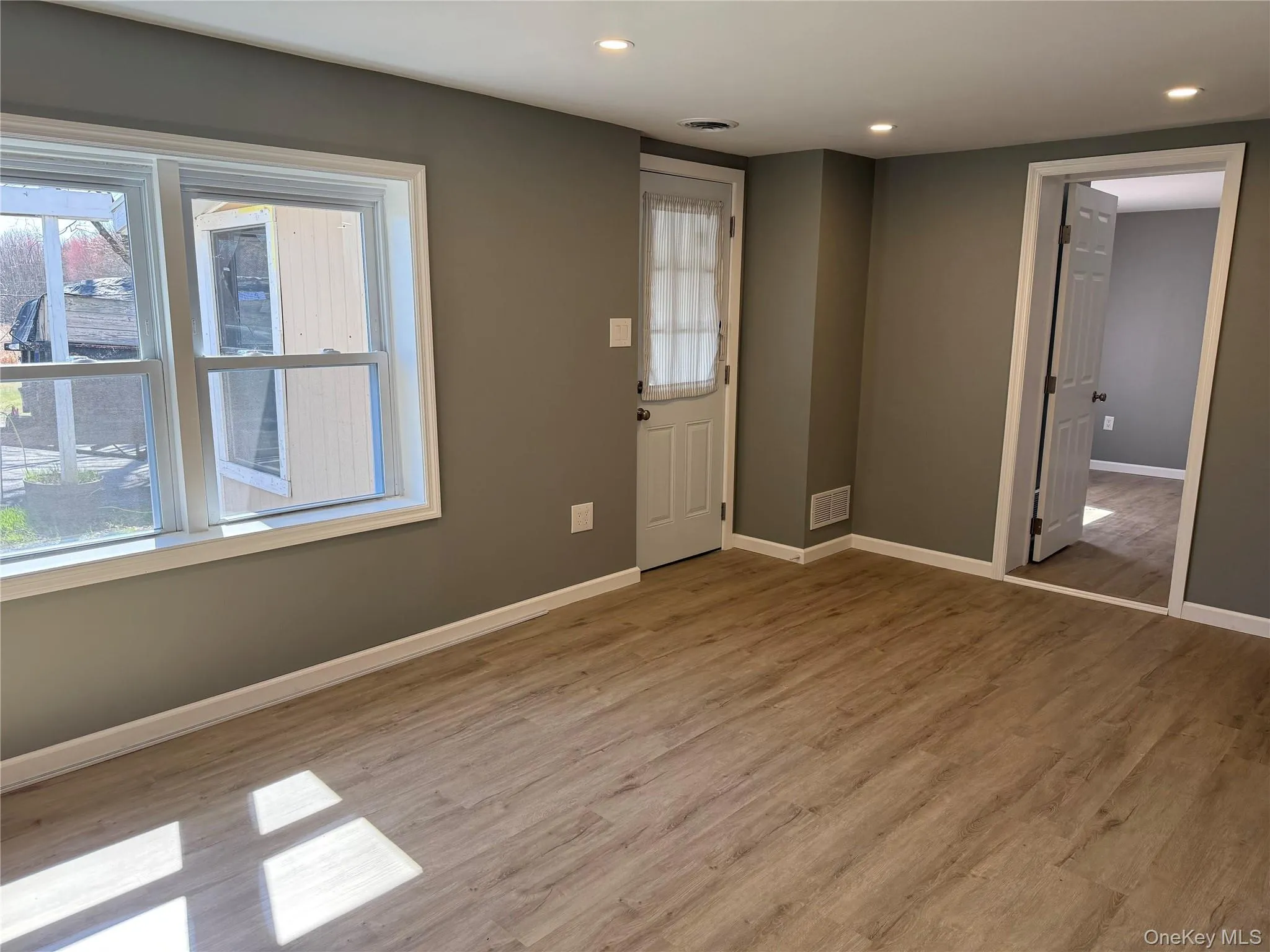 Large window to enjoy the horse farm across the street. Large window to enjoy the horse farm across the street.