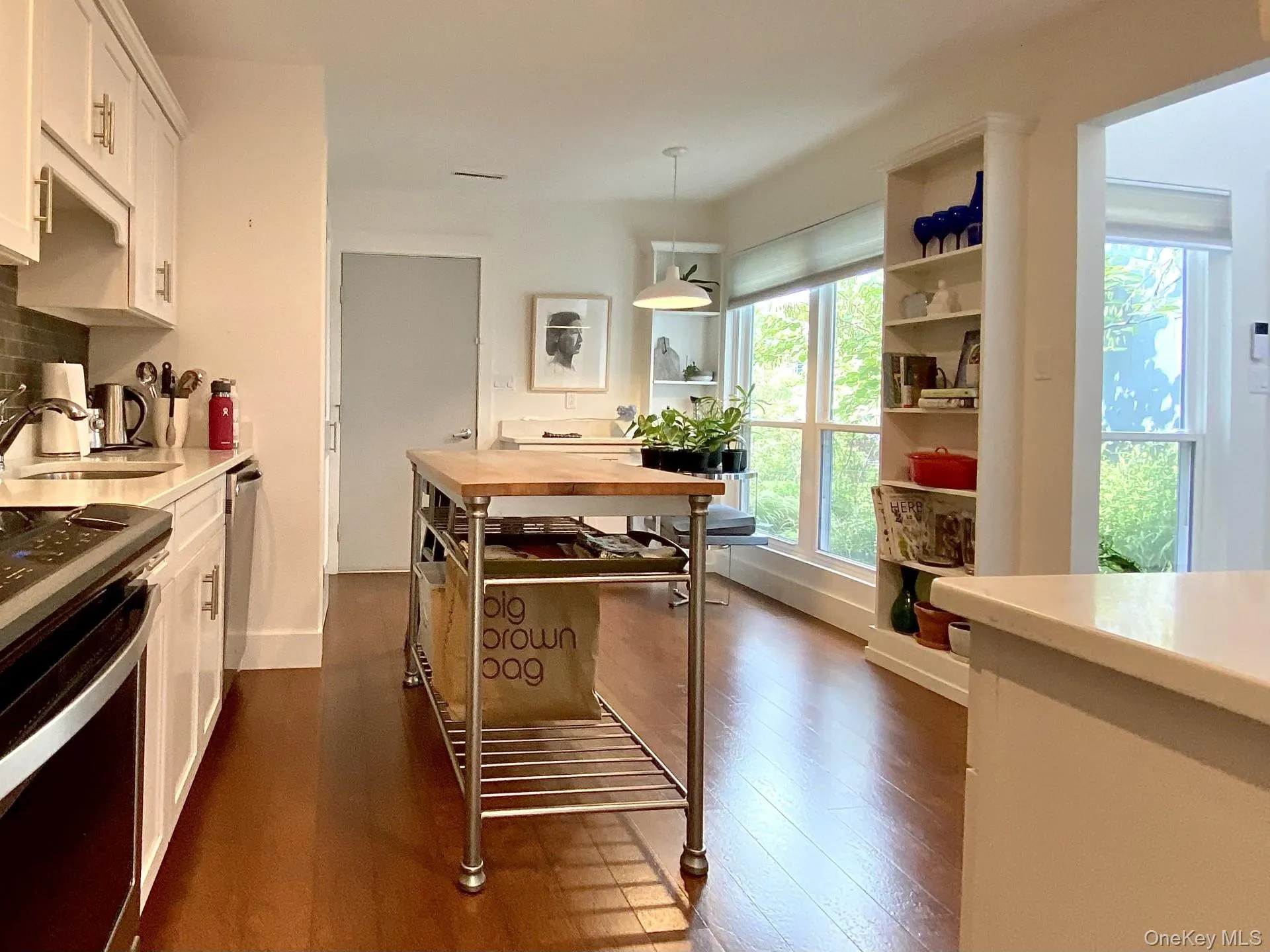 Double windows and breakfast area Double windows and breakfast area