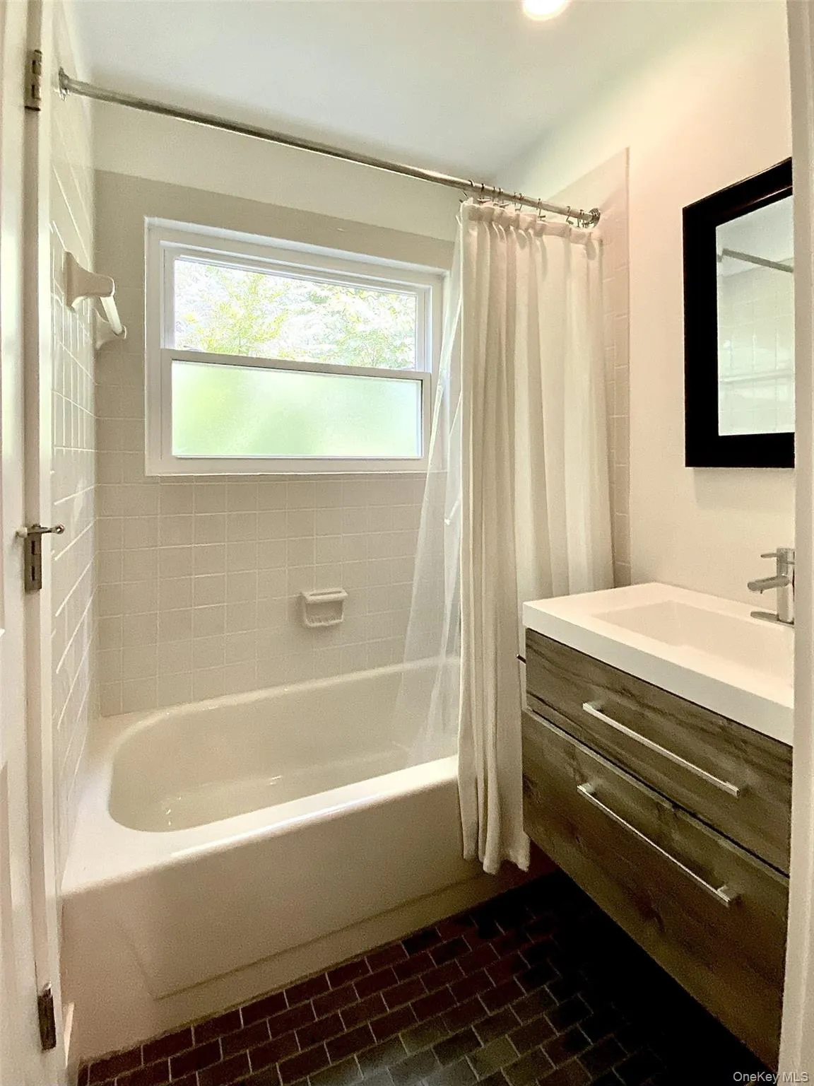 Full guest bath w/tub & shower Full guest bath w/tub & shower