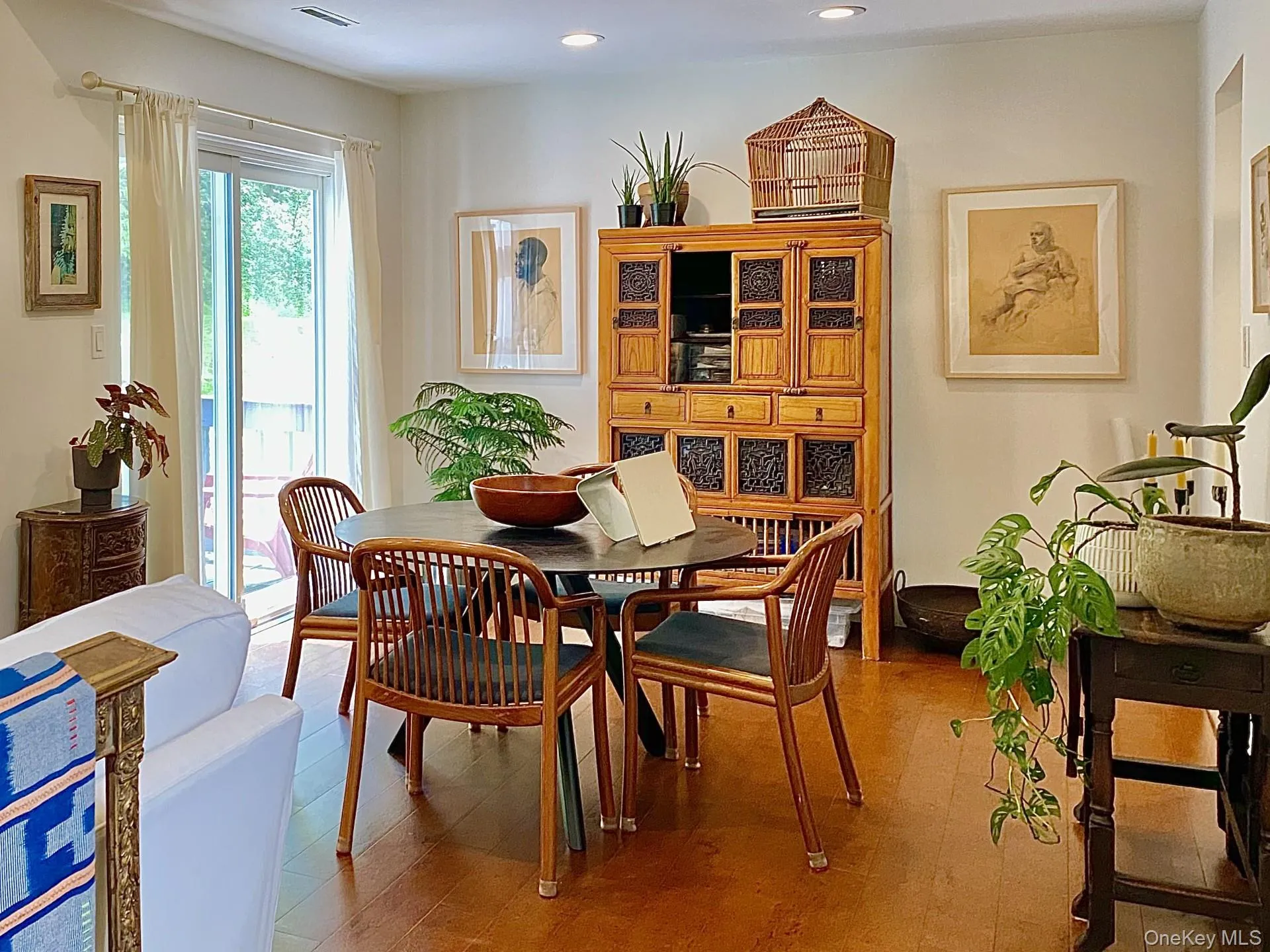 Open dining room Open dining room