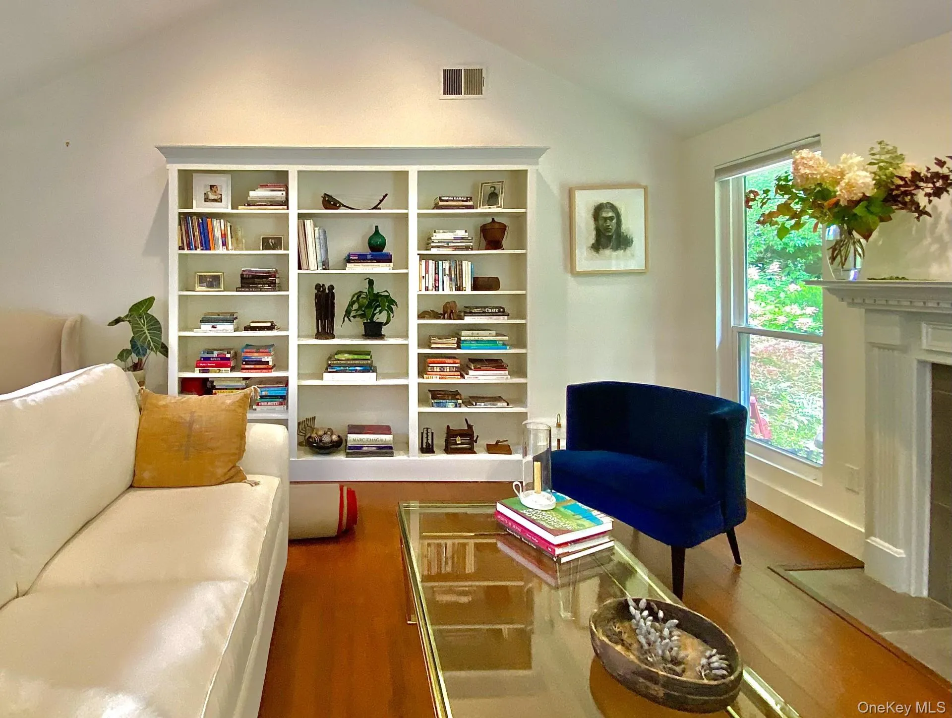 Built in bookshelves Built in bookshelves