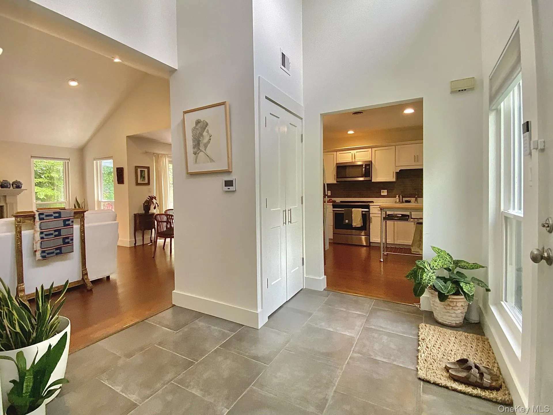 Vaulted central foyer Vaulted central foyer