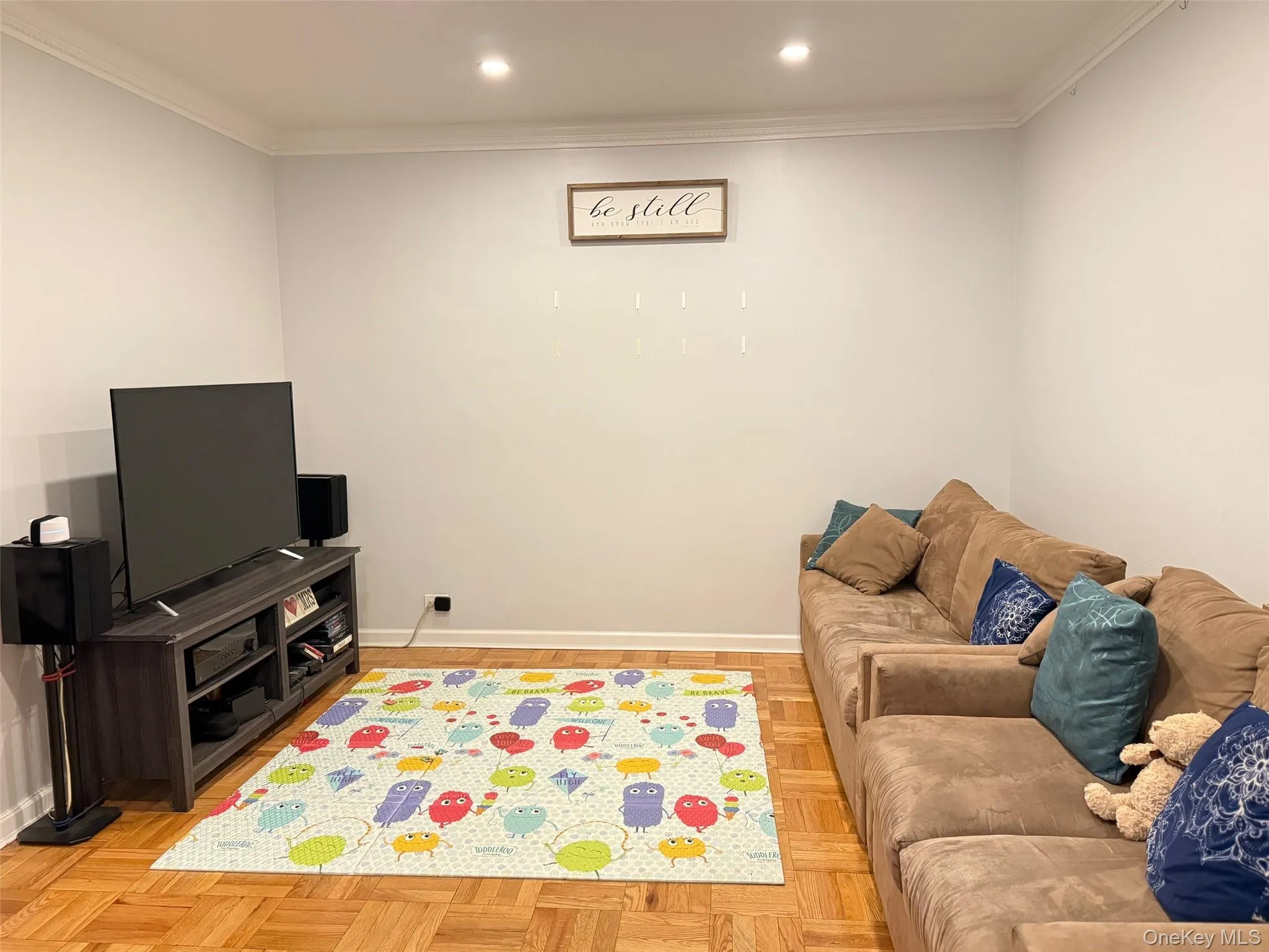 Hard wood floor throughout with beautiful crown molding Hard wood floor throughout with beautiful crown molding