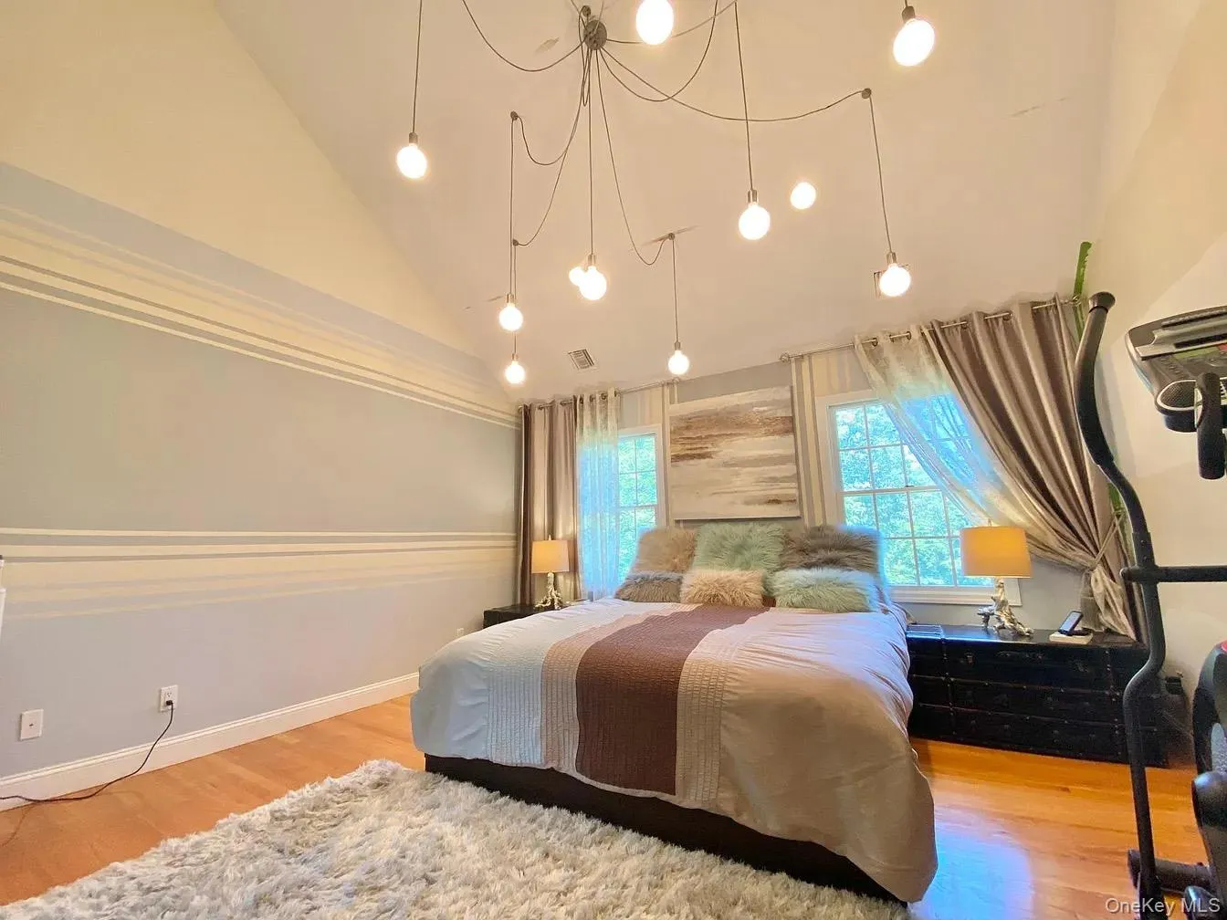 Spectacular primary bedroom, vaulted ceilings , bright and spacious Spectacular primary bedroom, vaulted ceilings , bright and spacious