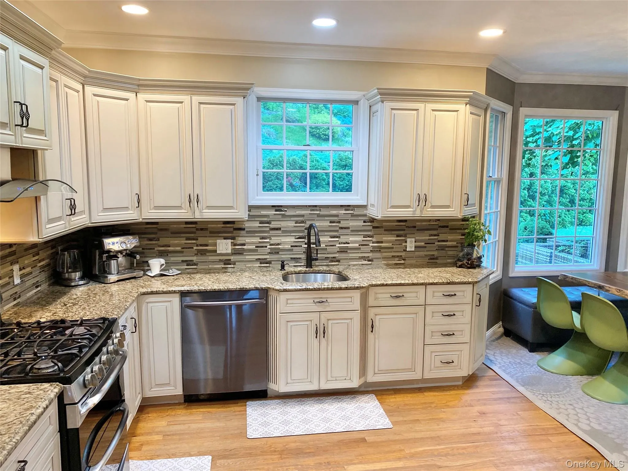 Chef’s kitchen leads to the pergola Chef’s kitchen leads to the pergola