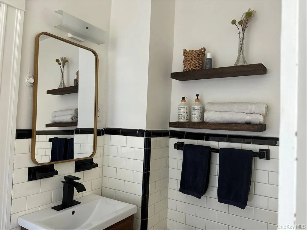 194 Midland Avenue, Orangetown, NY, 3 Bedrooms Bedrooms, 7 Rooms Rooms,1 BathroomBathrooms,Residential Lease,For Rent,Midland,0,980072 194 Midland Avenue, Orangetown, NY, 3 Bedrooms Bedrooms, 7 Rooms Rooms,1 BathroomBathrooms,Residential Lease,For Rent,Midland,0,980072