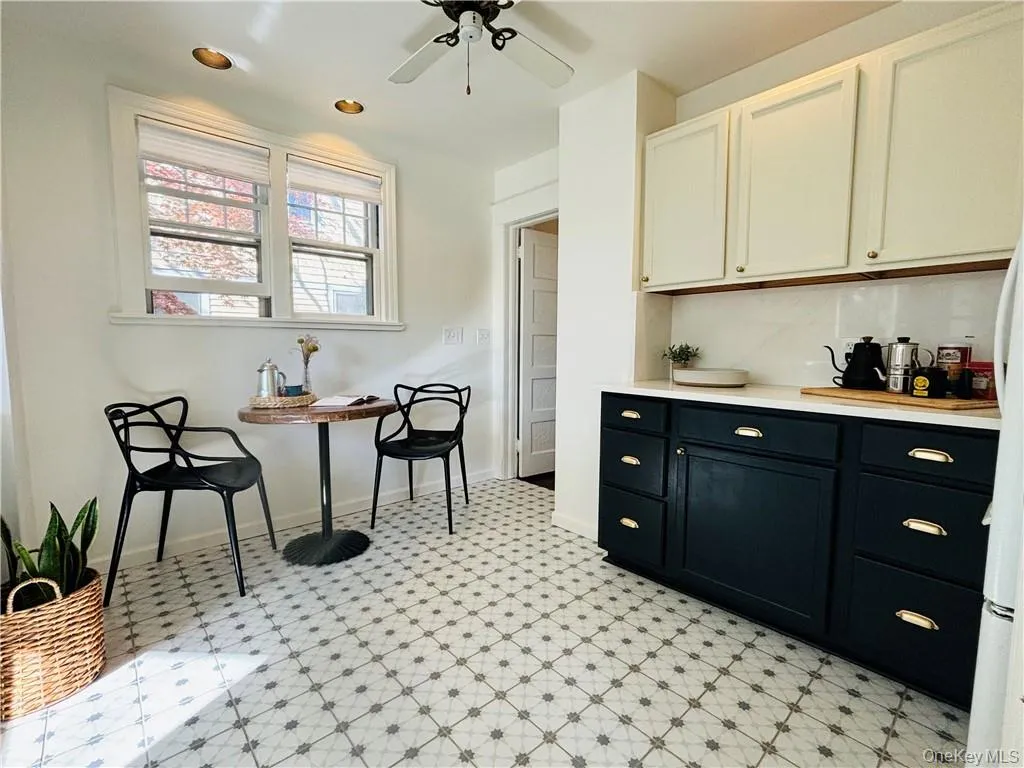 194 Midland Avenue, Orangetown, NY, 3 Bedrooms Bedrooms, 7 Rooms Rooms,1 BathroomBathrooms,Residential Lease,For Rent,Midland,0,980072 194 Midland Avenue, Orangetown, NY, 3 Bedrooms Bedrooms, 7 Rooms Rooms,1 BathroomBathrooms,Residential Lease,For Rent,Midland,0,980072