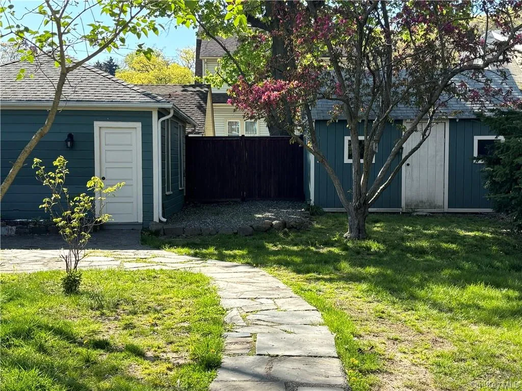 194 Midland Avenue, Orangetown, NY, 3 Bedrooms Bedrooms, 7 Rooms Rooms,1 BathroomBathrooms,Residential Lease,For Rent,Midland,0,980072 194 Midland Avenue, Orangetown, NY, 3 Bedrooms Bedrooms, 7 Rooms Rooms,1 BathroomBathrooms,Residential Lease,For Rent,Midland,0,980072