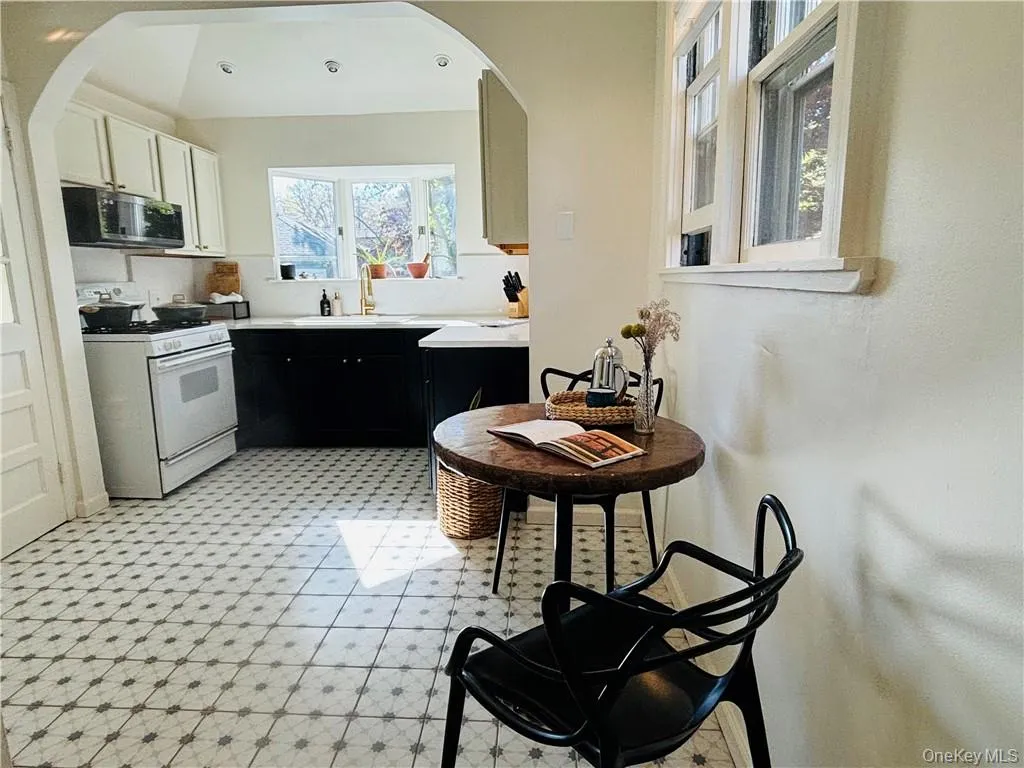 194 Midland Avenue, Orangetown, NY, 3 Bedrooms Bedrooms, 7 Rooms Rooms,1 BathroomBathrooms,Residential Lease,For Rent,Midland,0,980072 194 Midland Avenue, Orangetown, NY, 3 Bedrooms Bedrooms, 7 Rooms Rooms,1 BathroomBathrooms,Residential Lease,For Rent,Midland,0,980072