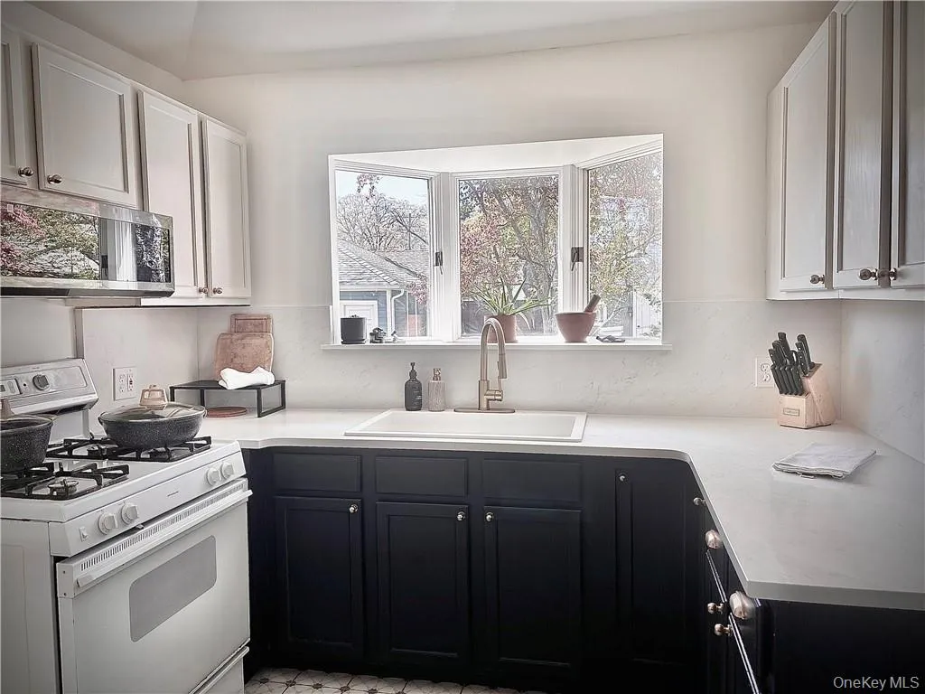 194 Midland Avenue, Orangetown, NY, 3 Bedrooms Bedrooms, 7 Rooms Rooms,1 BathroomBathrooms,Residential Lease,For Rent,Midland,0,980072 194 Midland Avenue, Orangetown, NY, 3 Bedrooms Bedrooms, 7 Rooms Rooms,1 BathroomBathrooms,Residential Lease,For Rent,Midland,0,980072