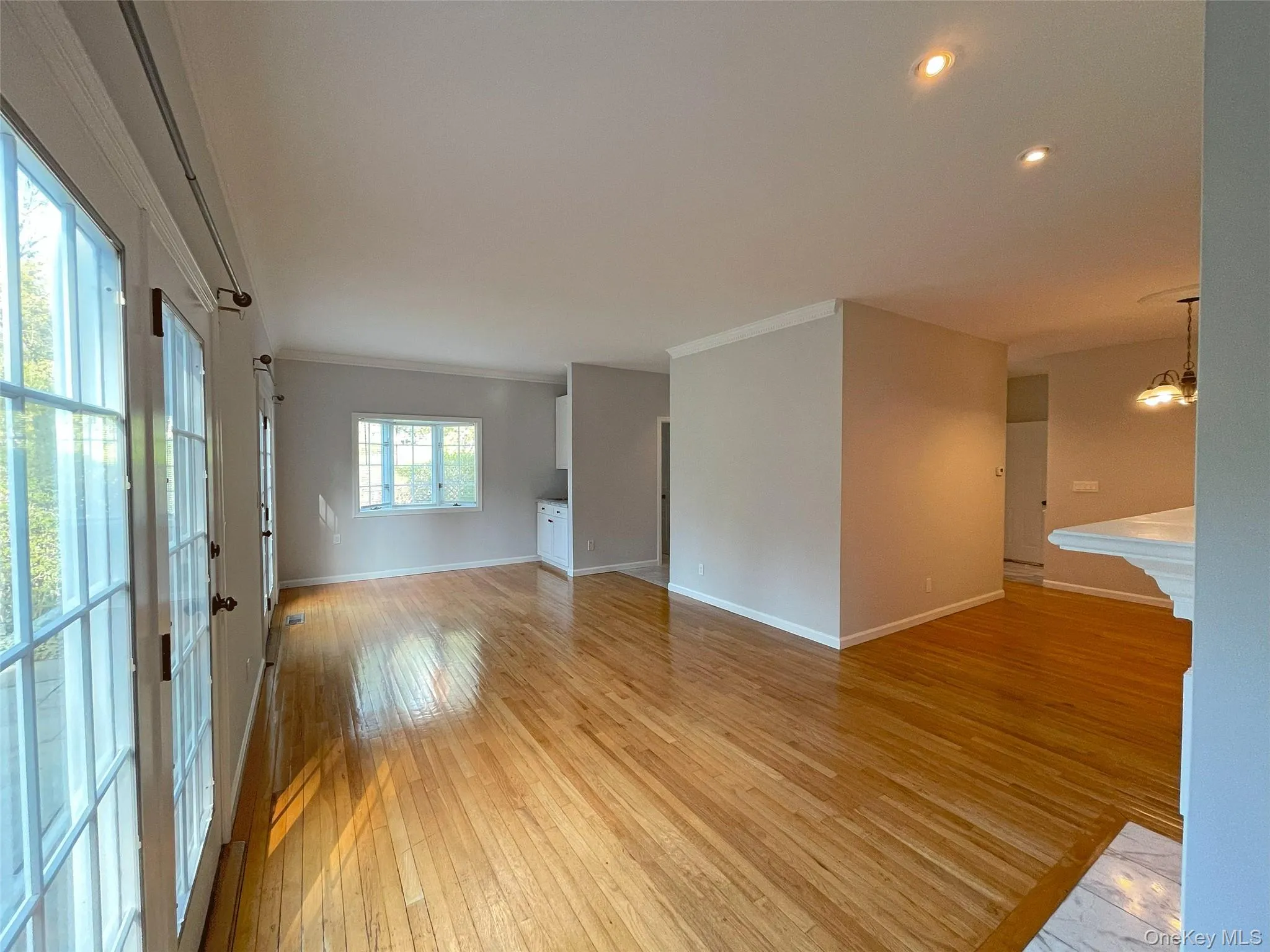 Picture was taken before current tenant moved in. Picture was taken before current tenant moved in.