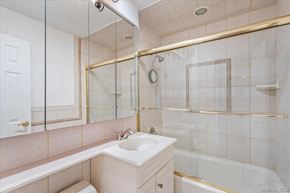 18-15 215th Street, New York, NY, 1 Bedroom Bedrooms, 3 Rooms Rooms,1 BathroomBathrooms,Residential Sale,For Rent,215th,0,980191 18-15 215th Street, New York, NY, 1 Bedroom Bedrooms, 3 Rooms Rooms,1 BathroomBathrooms,Residential Sale,For Rent,215th,0,980191