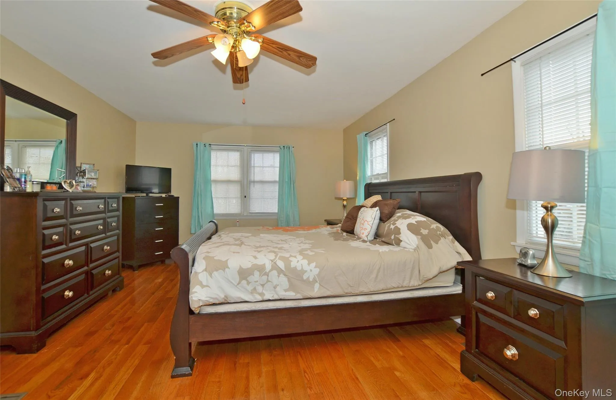 This room was extended. Has newer hw floors and ceiling fan. This room was extended. Has newer hw floors and ceiling fan.