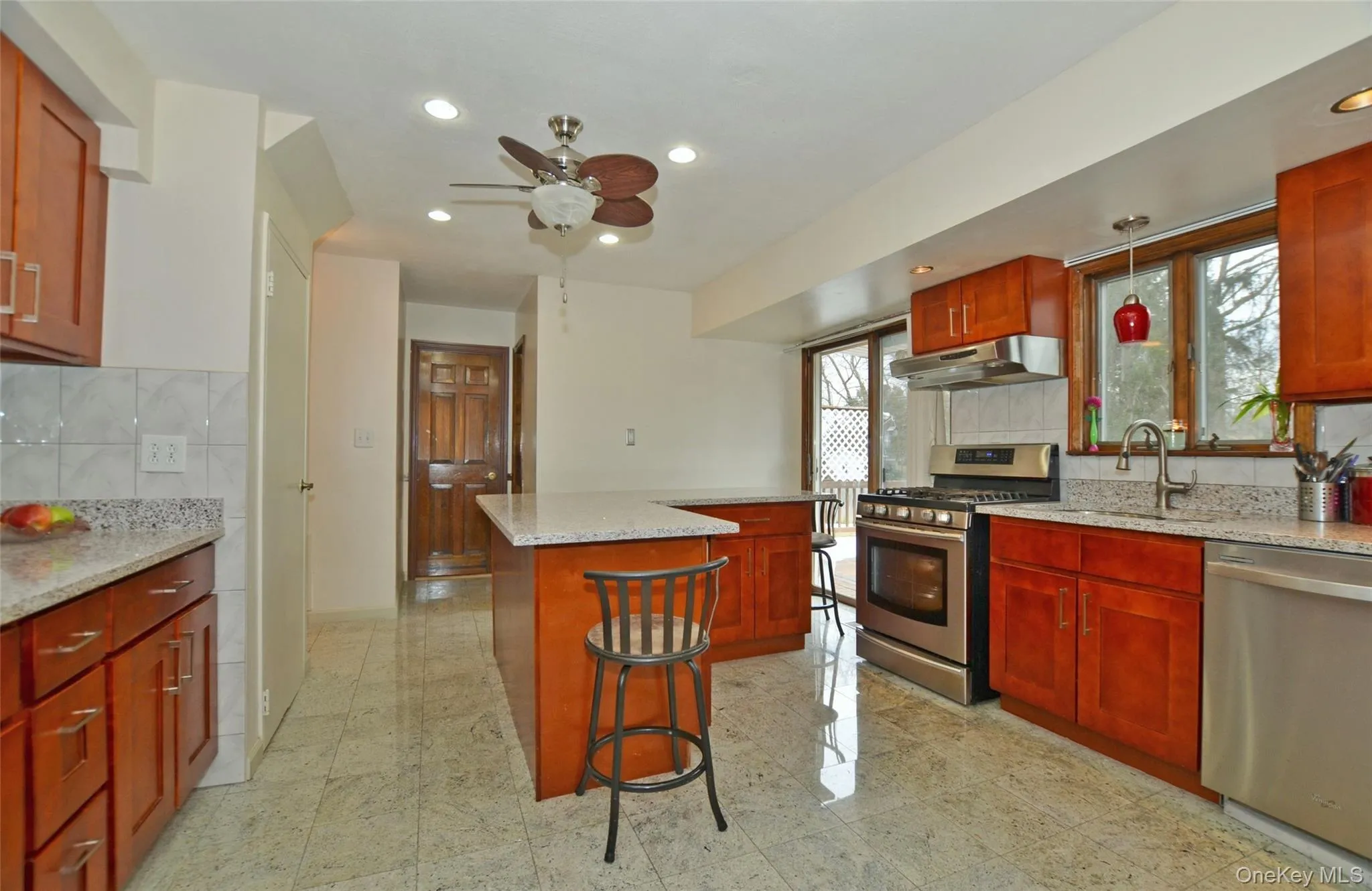 Eik with center island, recessed lighting and ceiling fan. Gas stove and window overlooking the back yard. Eik with center island, recessed lighting and ceiling fan. Gas stove and window overlooking the back yard.