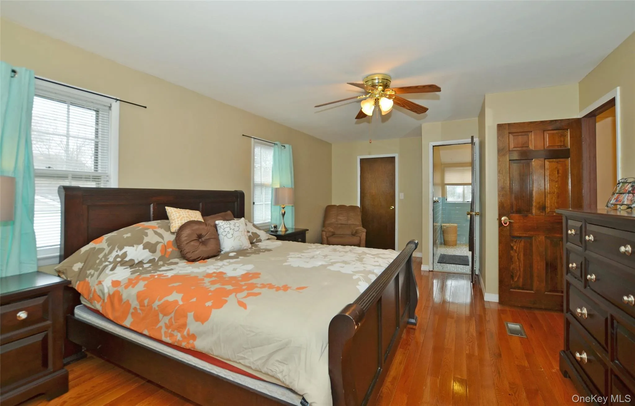 Walk-in closet, lots of windows. En-suite with shower. Walk-in closet, lots of windows. En-suite with shower.