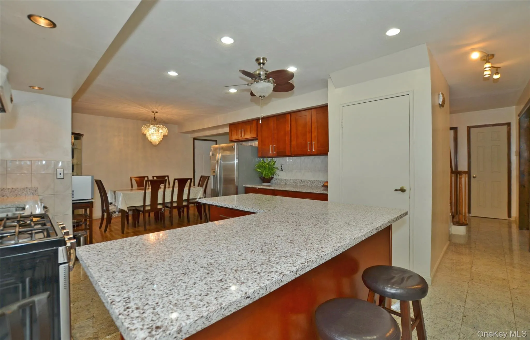 Beautiful cherry cabinets and granite c-top. Beautiful cherry cabinets and granite c-top.