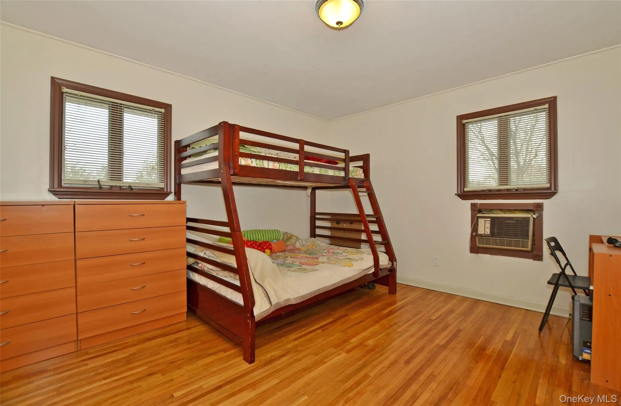 House has central air.Nice spacious bedroom with hw floors. House has central air.Nice spacious bedroom with hw floors.