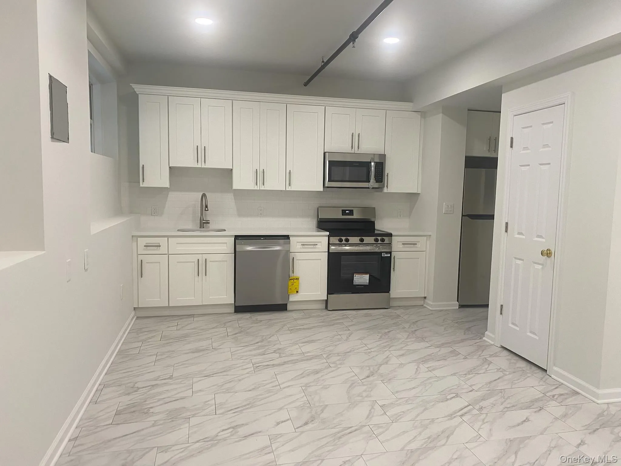 94 4th Avenue, Islip, NY, 2 Rooms Rooms,1 BathroomBathrooms,Residential Lease,For Rent,4th,0,980258 94 4th Avenue, Islip, NY, 2 Rooms Rooms,1 BathroomBathrooms,Residential Lease,For Rent,4th,0,980258