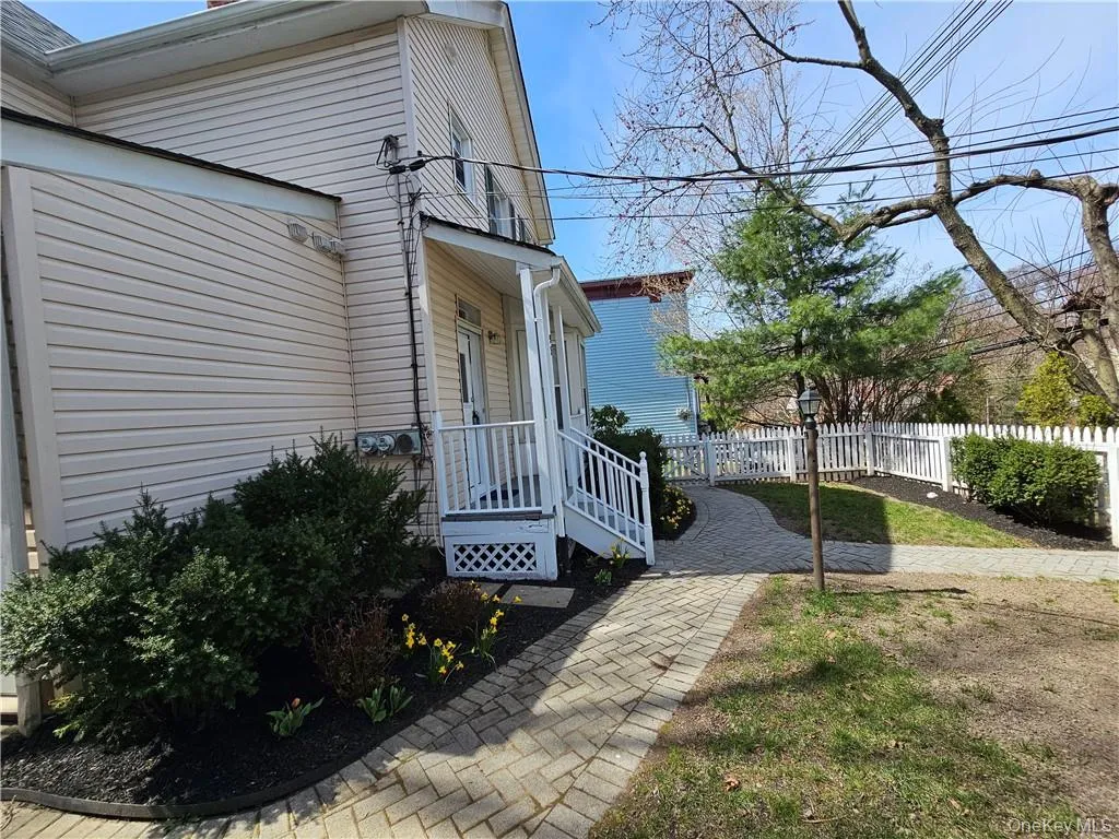 95 Route 59, Clarkstown, NY, 2 Bedrooms Bedrooms, 5 Rooms Rooms,1 BathroomBathrooms,Residential Lease,For Rent,Route 59,0,980291 95 Route 59, Clarkstown, NY, 2 Bedrooms Bedrooms, 5 Rooms Rooms,1 BathroomBathrooms,Residential Lease,For Rent,Route 59,0,980291
