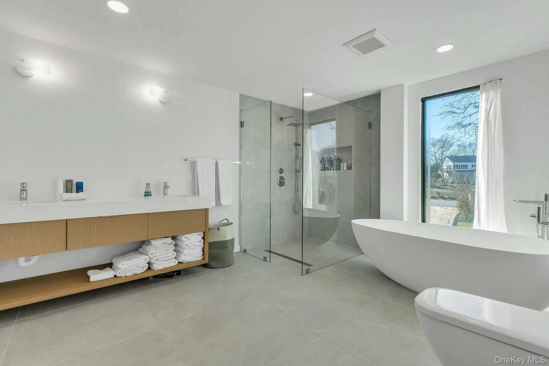 10 Bay View Drive, Southampton, NY, 5 Bedrooms Bedrooms, 11 Rooms Rooms,4 BathroomsBathrooms,Residential Lease,For Rent,Bay View,0,980464 10 Bay View Drive, Southampton, NY, 5 Bedrooms Bedrooms, 11 Rooms Rooms,4 BathroomsBathrooms,Residential Lease,For Rent,Bay View,0,980464