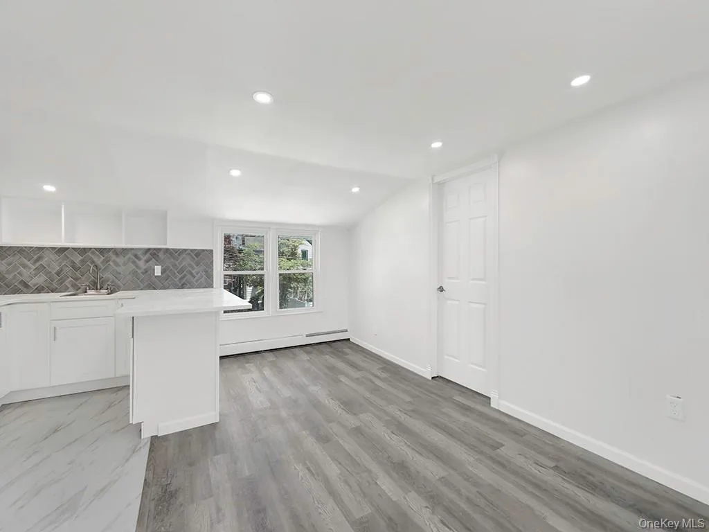 8 Winthrop Street, Hempstead, NY, 1 Bedroom Bedrooms, 3 Rooms Rooms,1 BathroomBathrooms,Residential Lease,For Rent,Winthrop,0,980568 8 Winthrop Street, Hempstead, NY, 1 Bedroom Bedrooms, 3 Rooms Rooms,1 BathroomBathrooms,Residential Lease,For Rent,Winthrop,0,980568