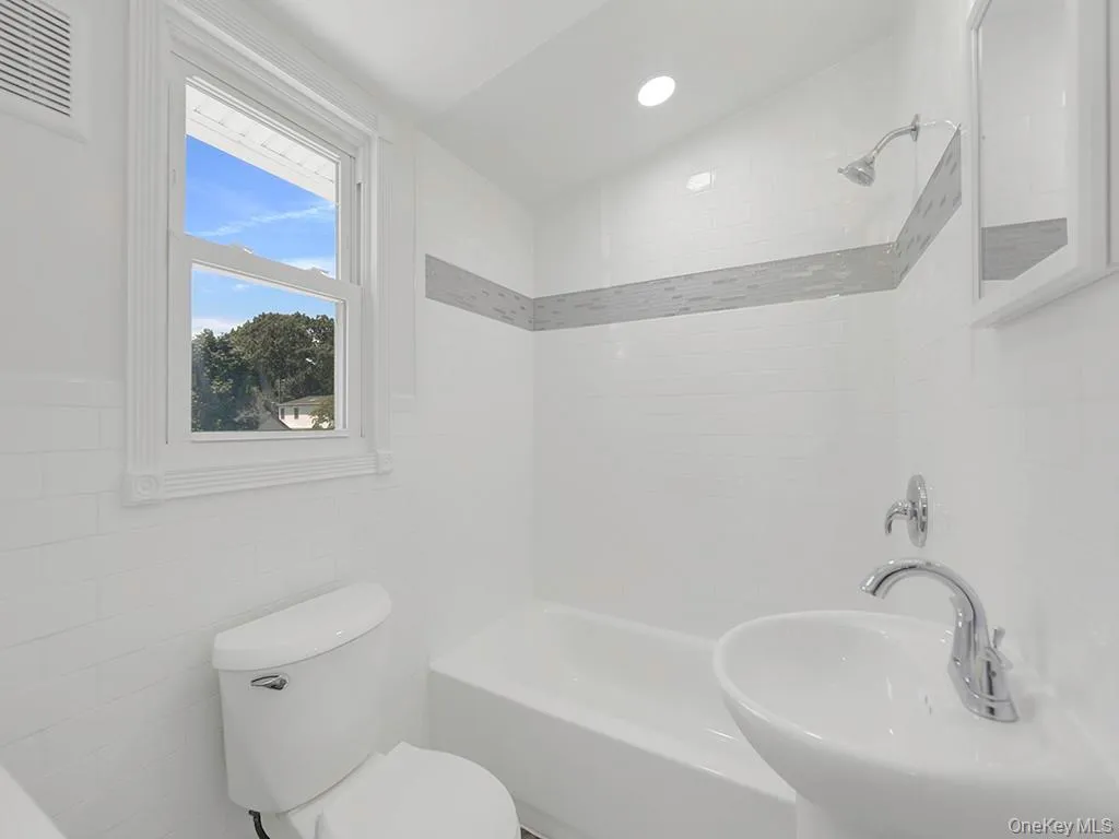 8 Winthrop Street, Hempstead, NY, 1 Bedroom Bedrooms, 3 Rooms Rooms,1 BathroomBathrooms,Residential Lease,For Rent,Winthrop,0,980568 8 Winthrop Street, Hempstead, NY, 1 Bedroom Bedrooms, 3 Rooms Rooms,1 BathroomBathrooms,Residential Lease,For Rent,Winthrop,0,980568