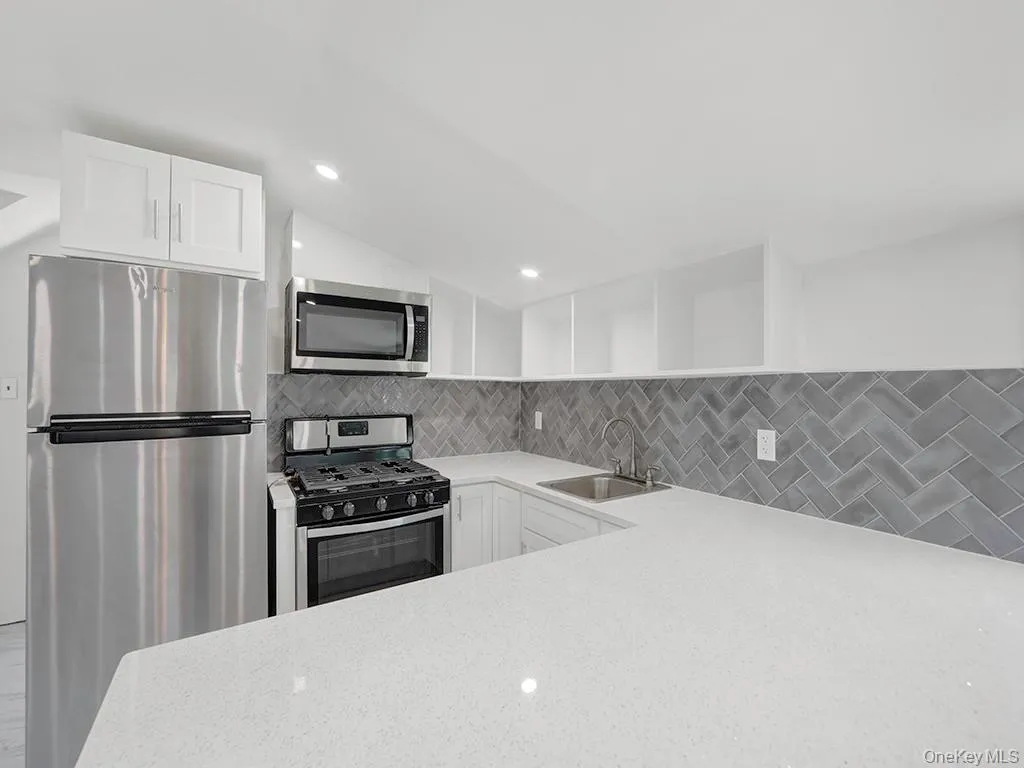 8 Winthrop Street, Hempstead, NY, 1 Bedroom Bedrooms, 3 Rooms Rooms,1 BathroomBathrooms,Residential Lease,For Rent,Winthrop,0,980568 8 Winthrop Street, Hempstead, NY, 1 Bedroom Bedrooms, 3 Rooms Rooms,1 BathroomBathrooms,Residential Lease,For Rent,Winthrop,0,980568