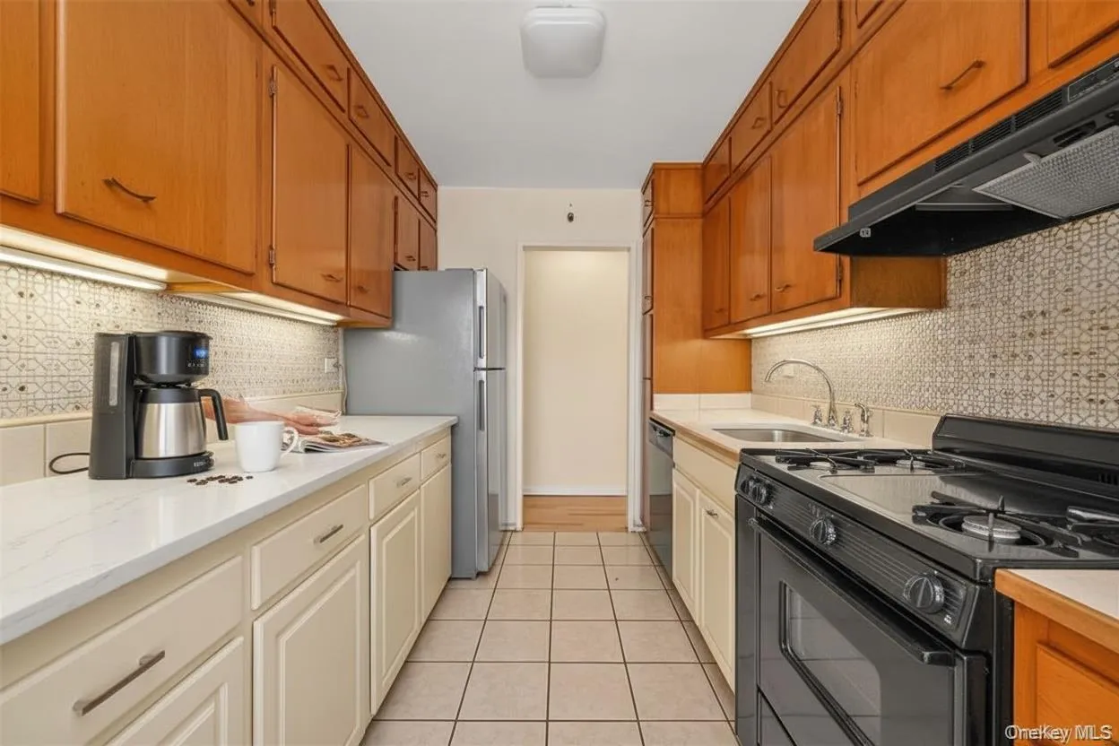 Kitchen is a clean canvas for a modern kitchen renovation. Kitchen is a clean canvas for a modern kitchen renovation.