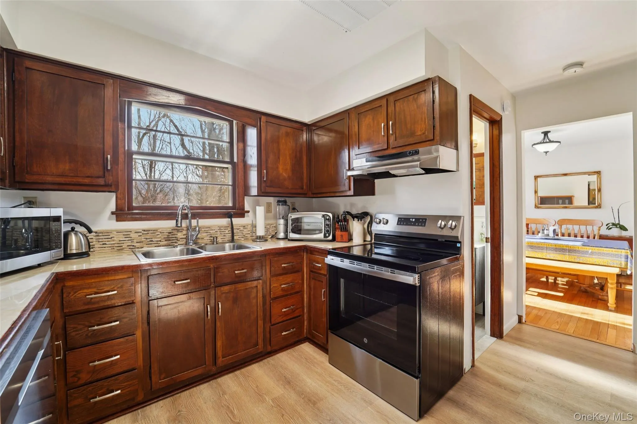 Eat-in kitchen. Eat-in kitchen.