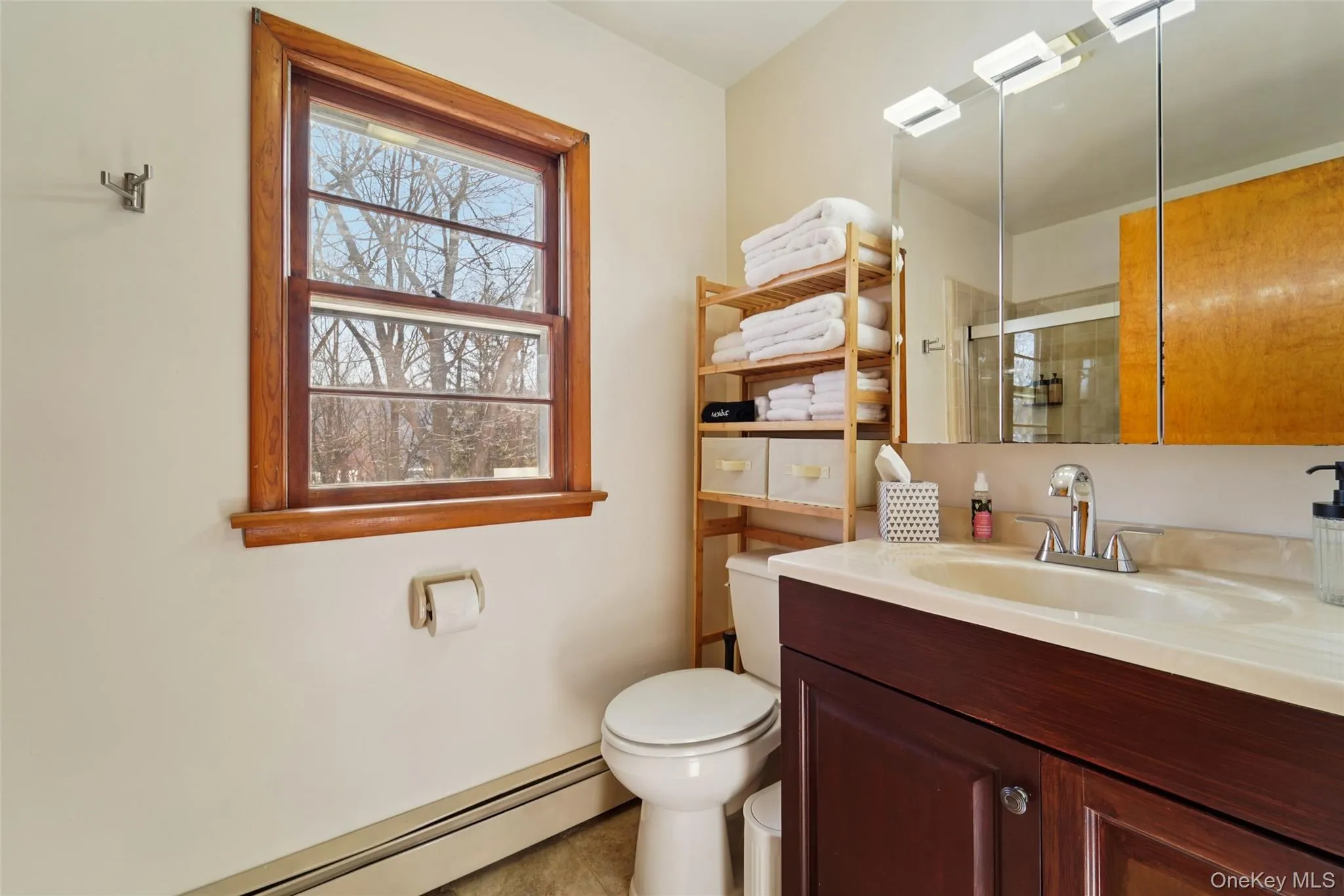 Upstairs full bathroom. Upstairs full bathroom.