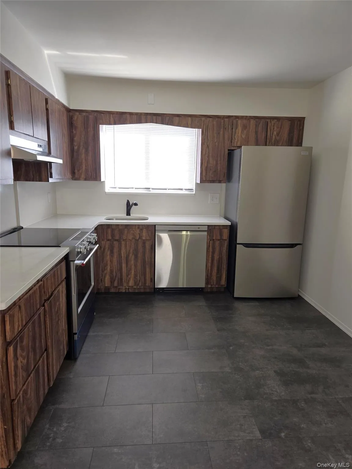 Eat-in kitchen Eat-in kitchen