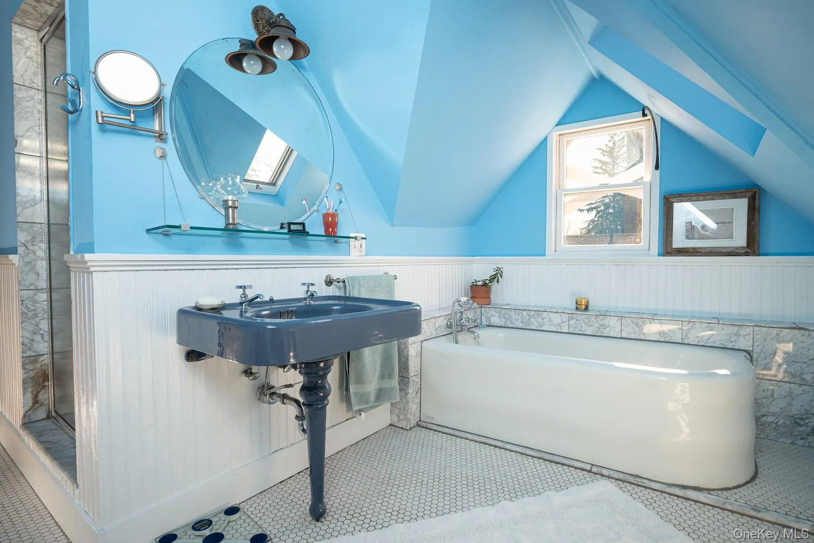 Bath#2 on top floor Bath#2 on top floor