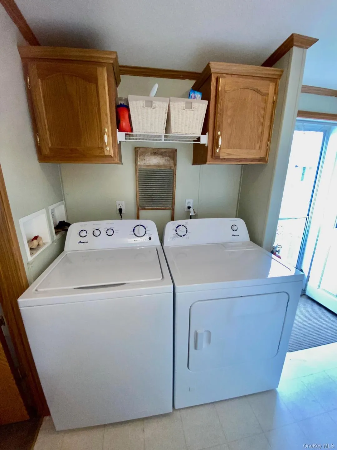 The convenient laundry area has a NEW washing machine and clothes dryer, and convenient cabinet space The convenient laundry area has a NEW washing machine and clothes dryer, and convenient cabinet space
