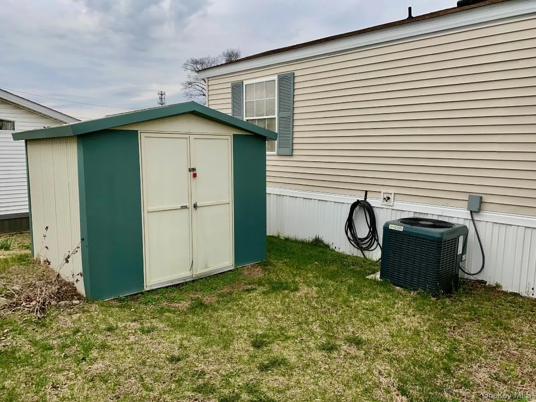 Lots of extra storage space i in the shed Lots of extra storage space i in the shed