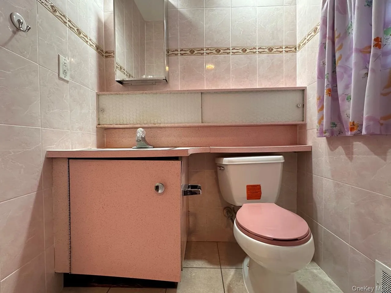 Half bathroom in Primary bedroom Half bathroom in Primary bedroom