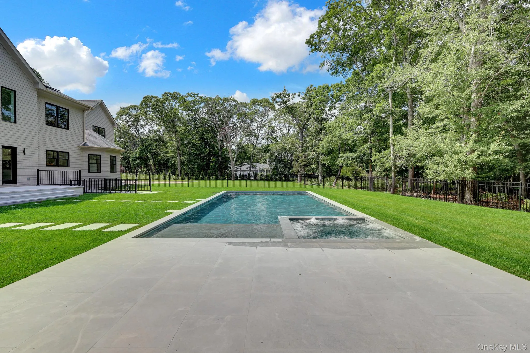 69 Jagger Lane, Southampton, New York 11977