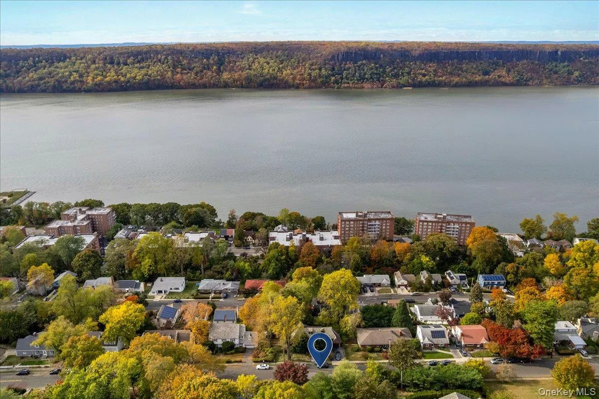 In winter, you have a peak-a-boo view of the Hudson. In winter, you have a peak-a-boo view of the Hudson.