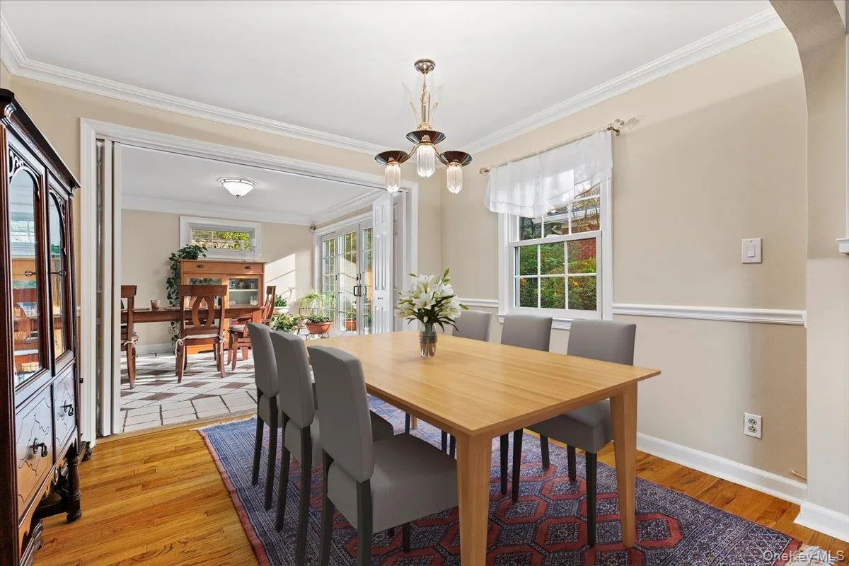Dining room (virtually staged furniture) Dining room (virtually staged furniture)