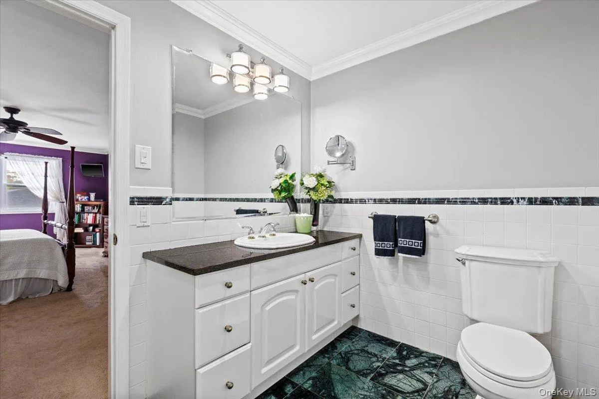 En suite bath En suite bath