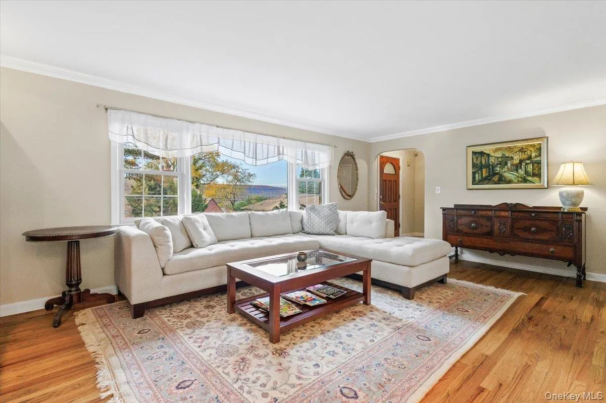 The living room is light, bright and spacious. The living room is light, bright and spacious.