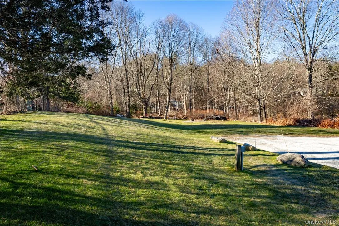 Tenant will have shared use of the side and backyard. Tenant will have shared use of the side and backyard.