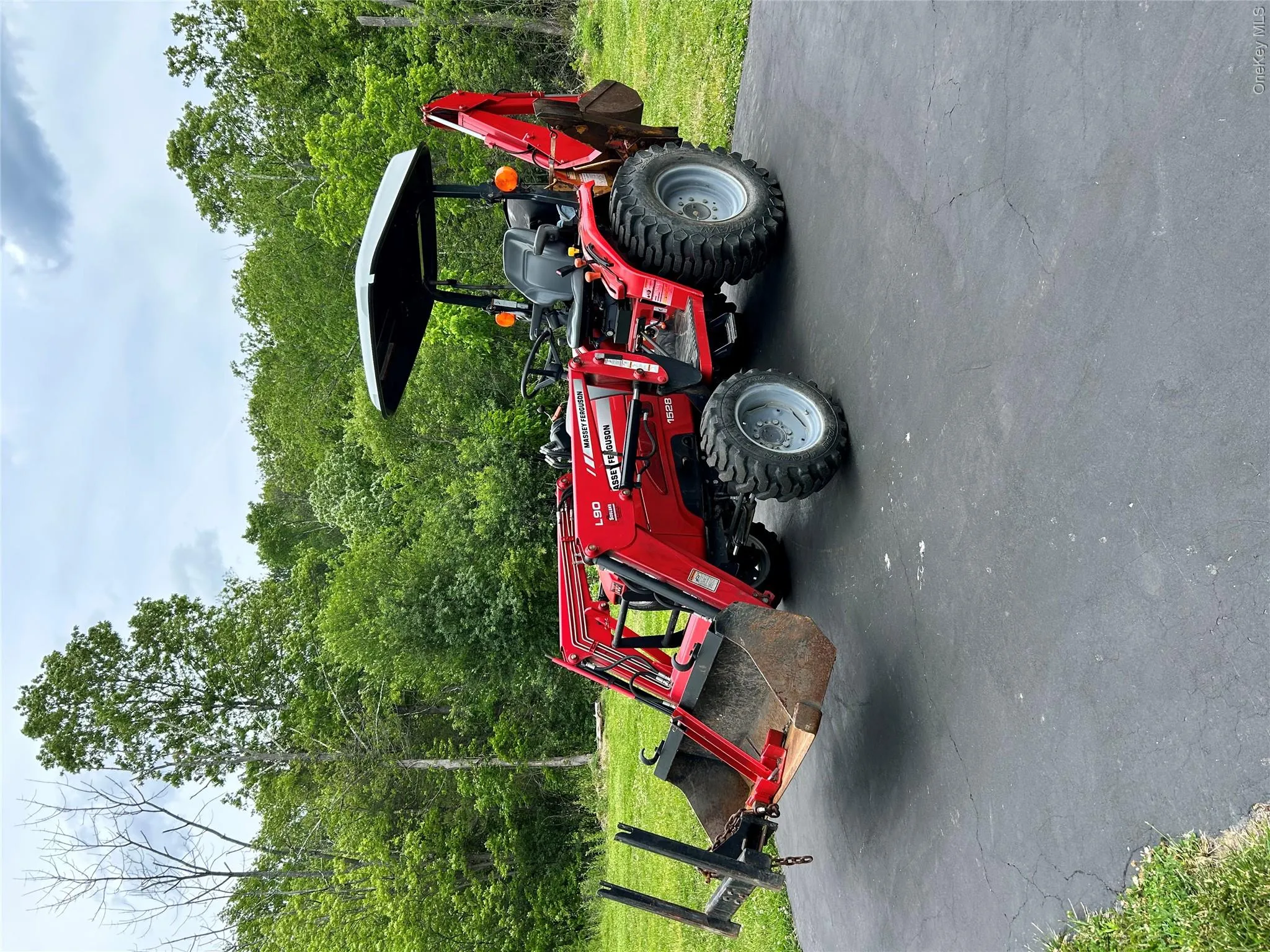 Includes Massey Ferguson 1528 Front Loader Includes Massey Ferguson 1528 Front Loader