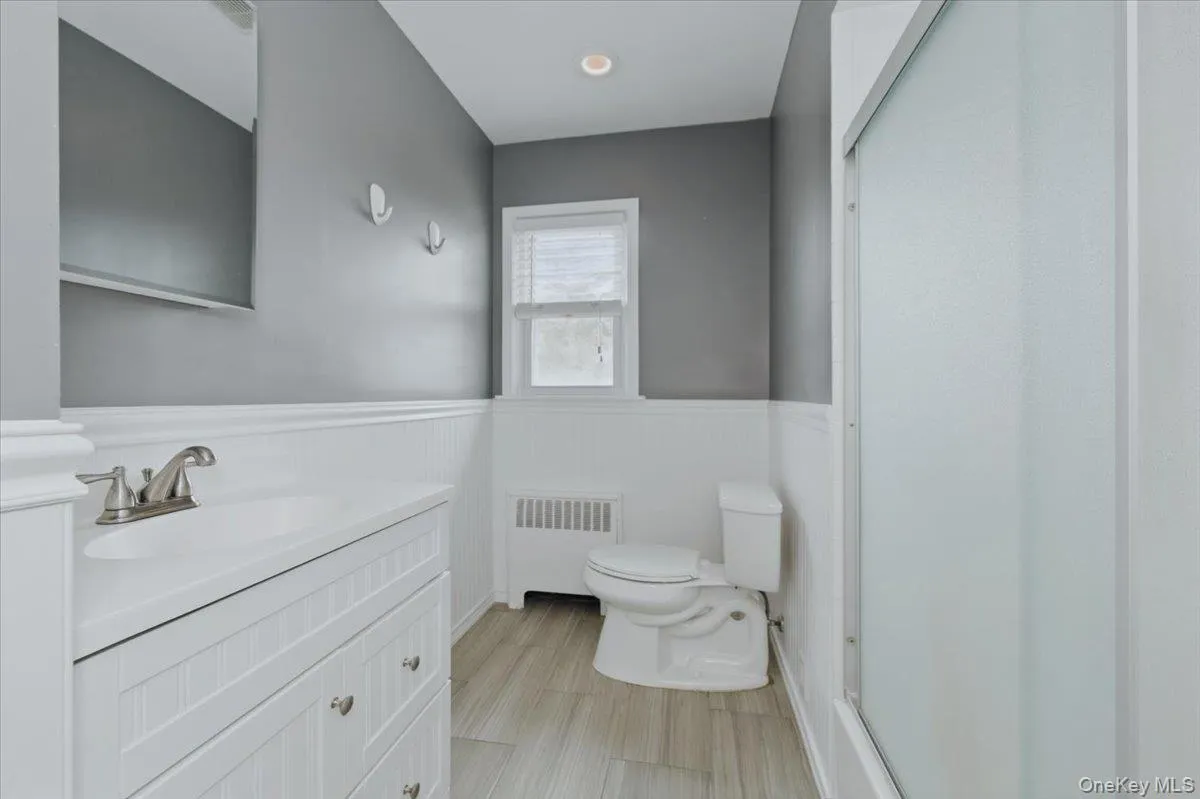 Full Hall bathroom with Tub and Shower that serves the bedrooms Full Hall bathroom with Tub and Shower that serves the bedrooms