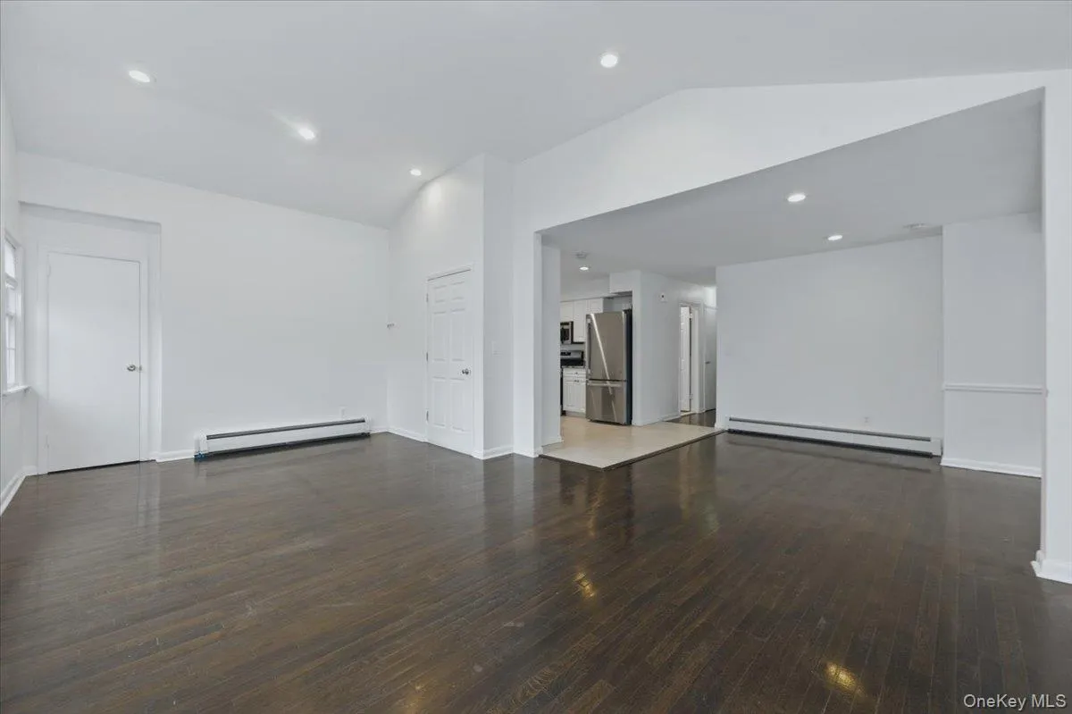 Entrance and coat closet Entrance and coat closet