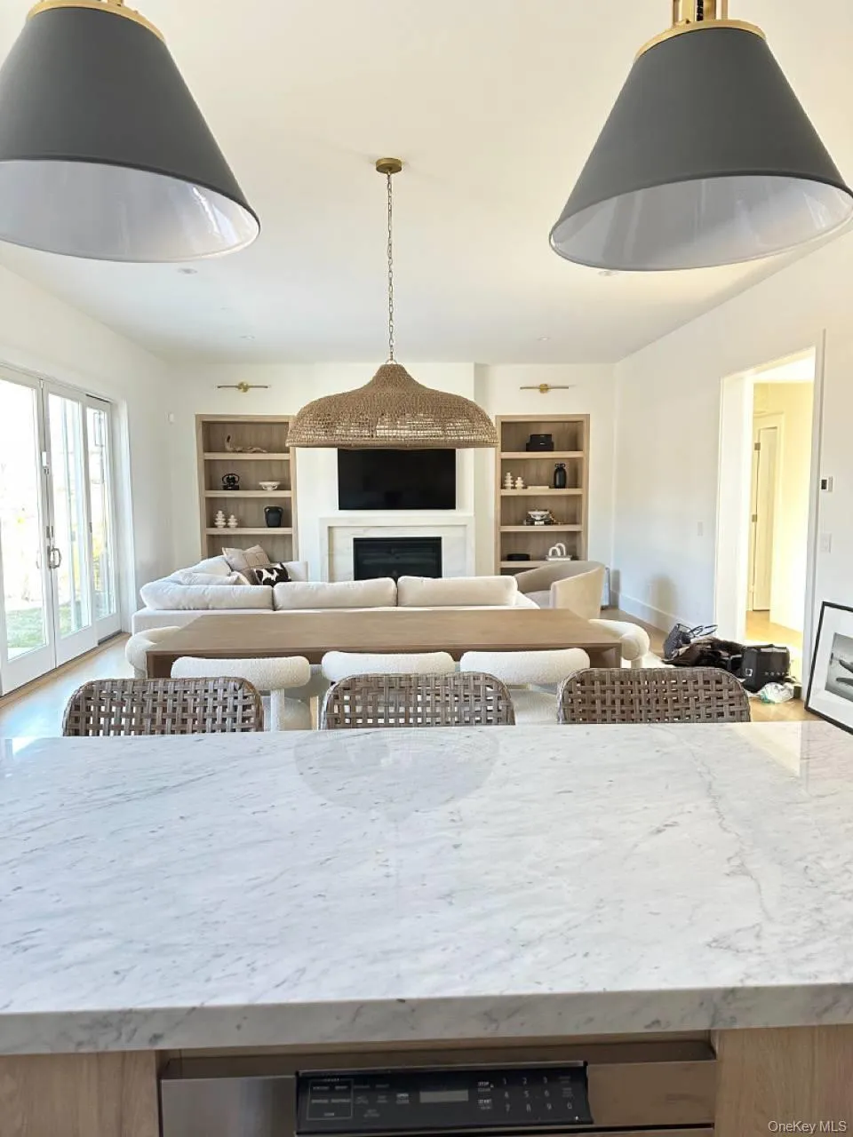 14 Happy Lane, Southampton, NY, 5 Bedrooms Bedrooms, 9 Rooms Rooms,4 BathroomsBathrooms,Residential Lease,For Rent,Happy,0,981136 14 Happy Lane, Southampton, NY, 5 Bedrooms Bedrooms, 9 Rooms Rooms,4 BathroomsBathrooms,Residential Lease,For Rent,Happy,0,981136